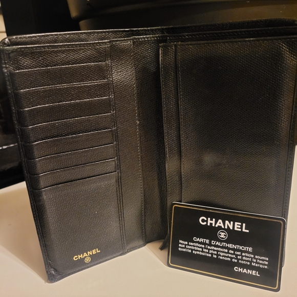 Vintage Authenric CHANEL Black Leather Wallet with Iconic Emblem - Picture 11 of 13
